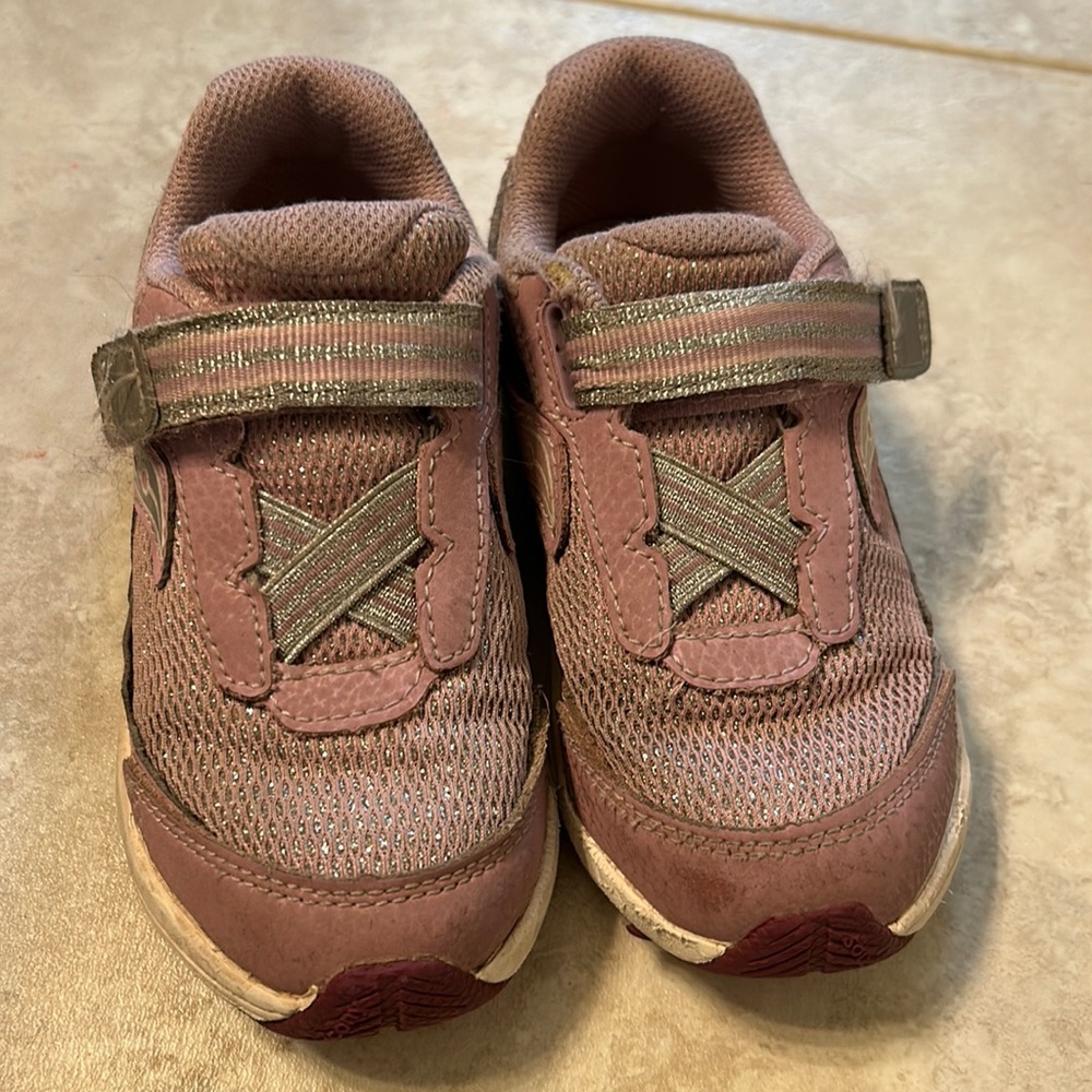 Little girls Saucony sneakers